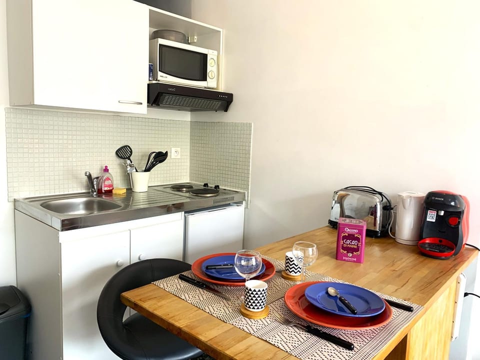 Coffee/tea facilities, Dining area, stove, kitchen
