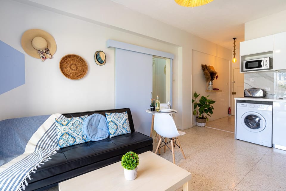 Kitchen or kitchenette, Living room, Seating area