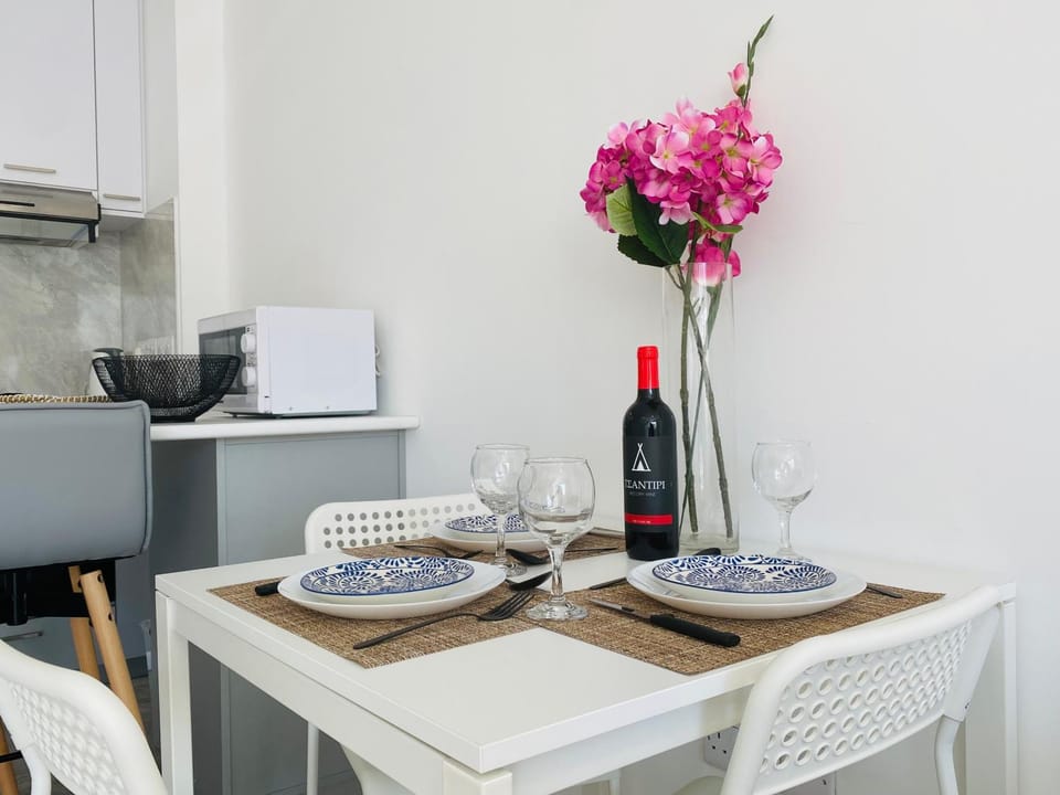 Kitchen or kitchenette, Dining area, microwave