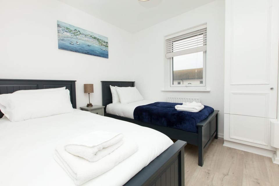 Bed, Photo of the whole room, Bedroom, internet, towels