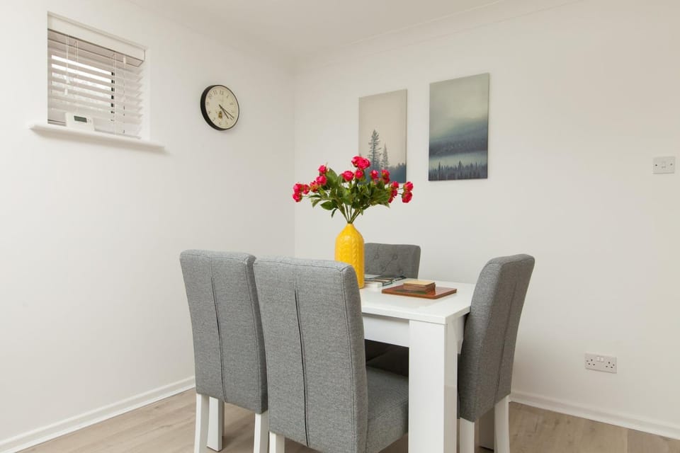 Living room, Decorative detail, Seating area, Dining area, internet