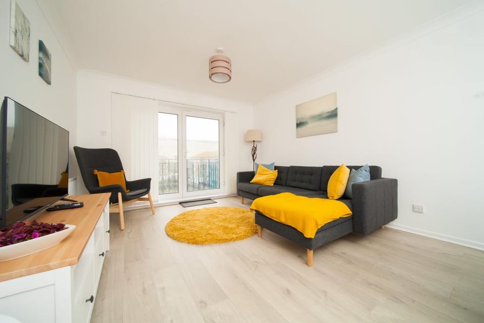 Communal lounge/ TV room, TV and multimedia, Balcony/Terrace, Living room, Seating area, Evening entertainment, internet