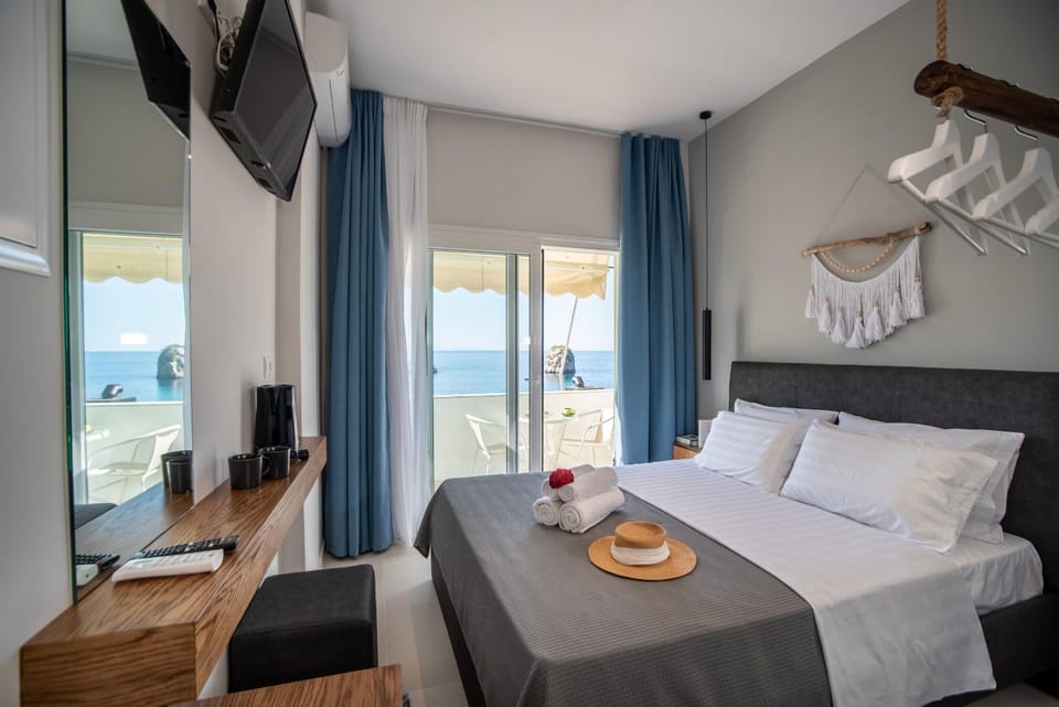 Bed, Natural landscape, TV and multimedia, Bedroom, towels