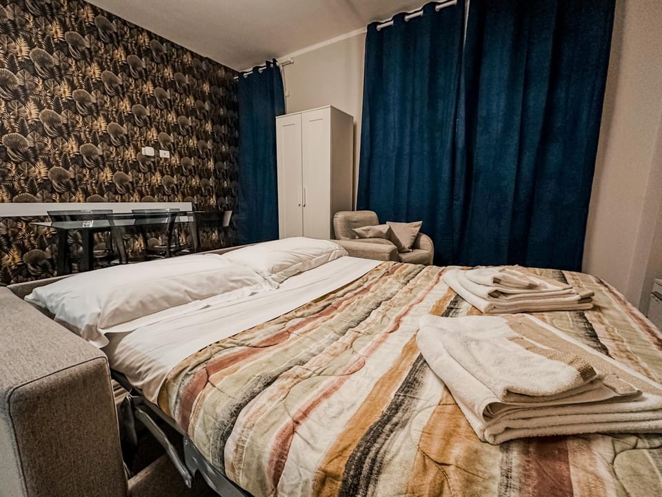 Bed, towels