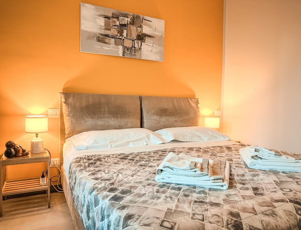 Bed, Photo of the whole room, Bedroom, towels