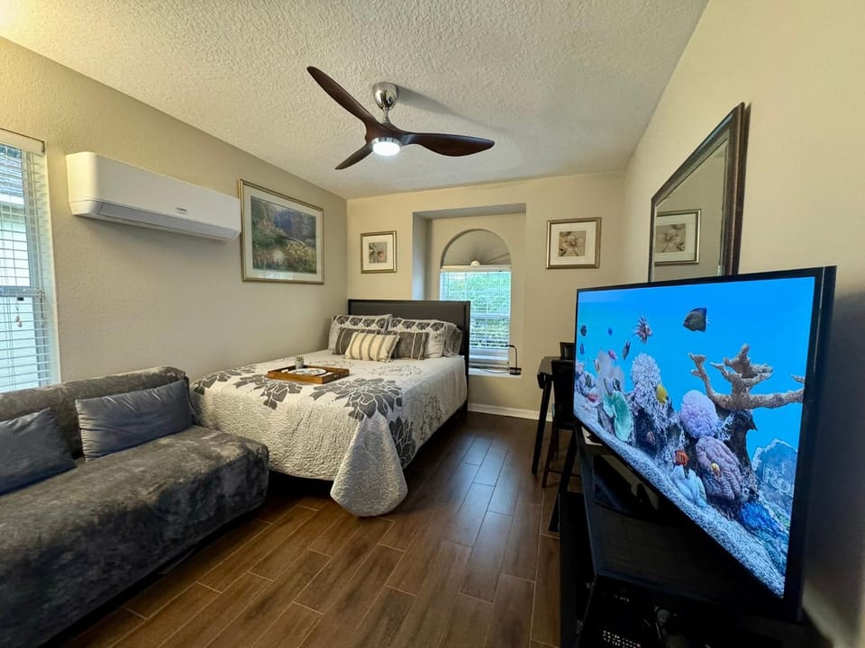 Ruskin FL 2 bdrm 1 bath suite Host & Cat share common areas Vacation rental in Ruskin