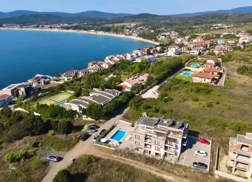 Property building, Neighbourhood, Natural landscape, Bird's eye view, Beach, Sea view, Street view, Location, Parking