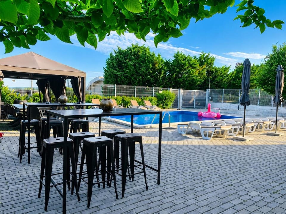 Patio, Day, Garden, sunbed