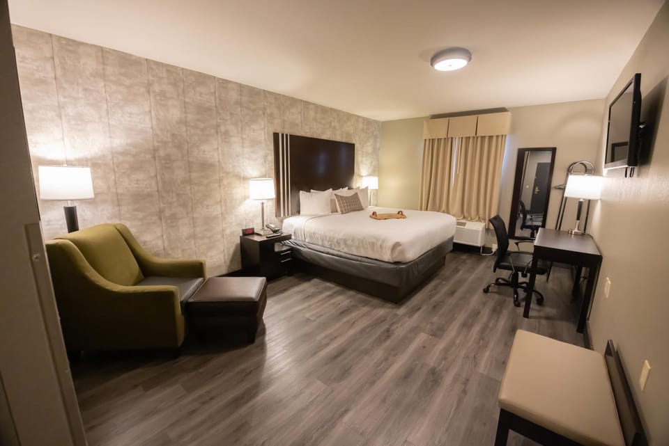 Bed, TV and multimedia, Photo of the whole room, hair dresser