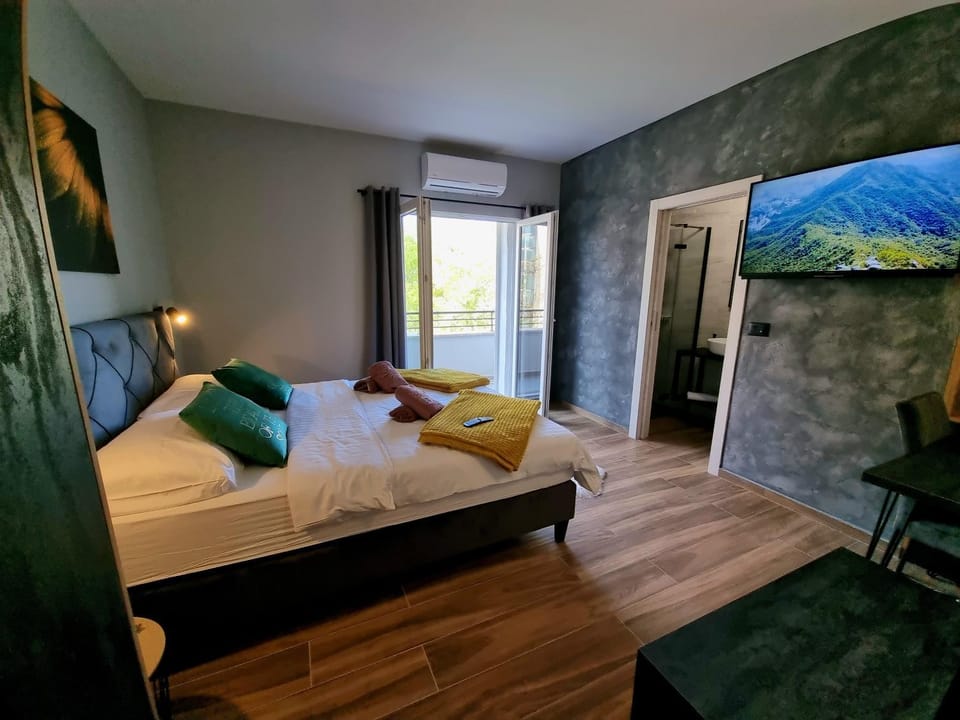 Bed, TV and multimedia, Photo of the whole room, Bedroom, air conditioner