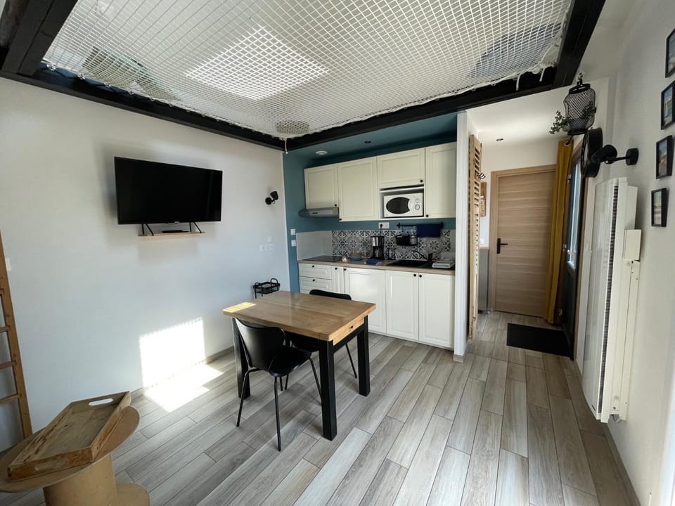 TV and multimedia, Dining area, oven, stove