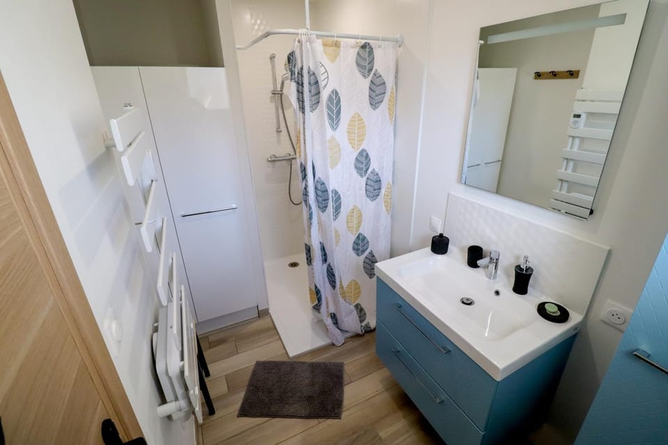 Shower, Bathroom, towels
