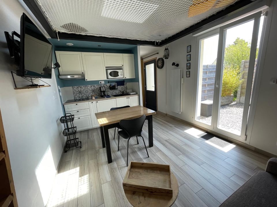 Dining area, kitchen