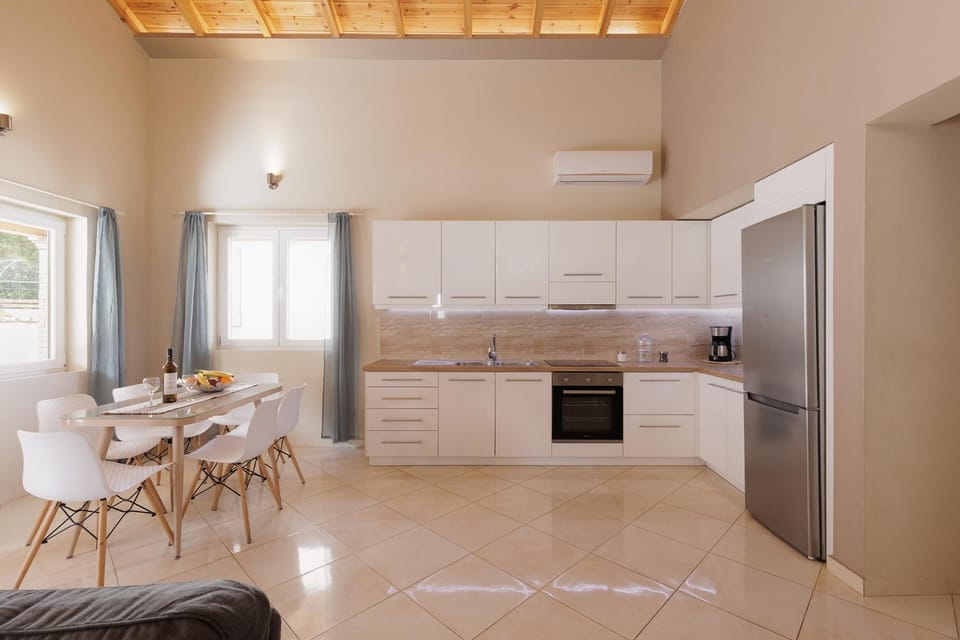 Dining area, kitchen