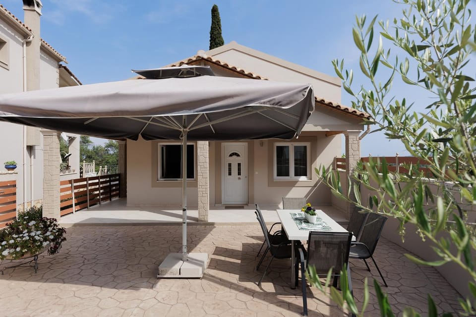 Property building, Patio, Facade/entrance, Dining area