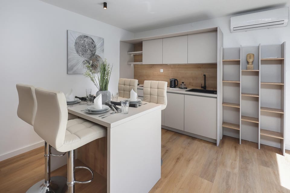 Kitchen or kitchenette, Dining area