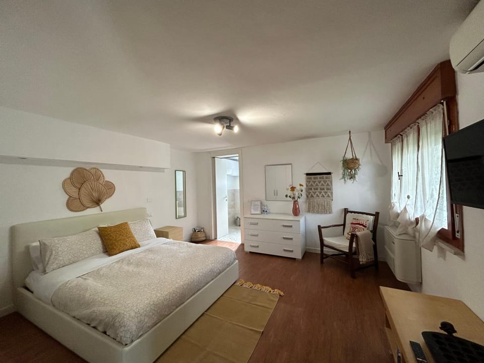 Bed, TV and multimedia, Photo of the whole room, Evening entertainment, Bedroom, air conditioner