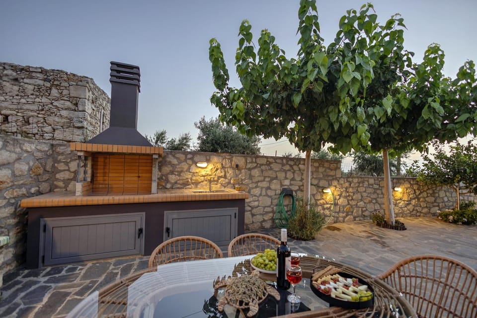 Property building, Garden, Dining area, Garden view