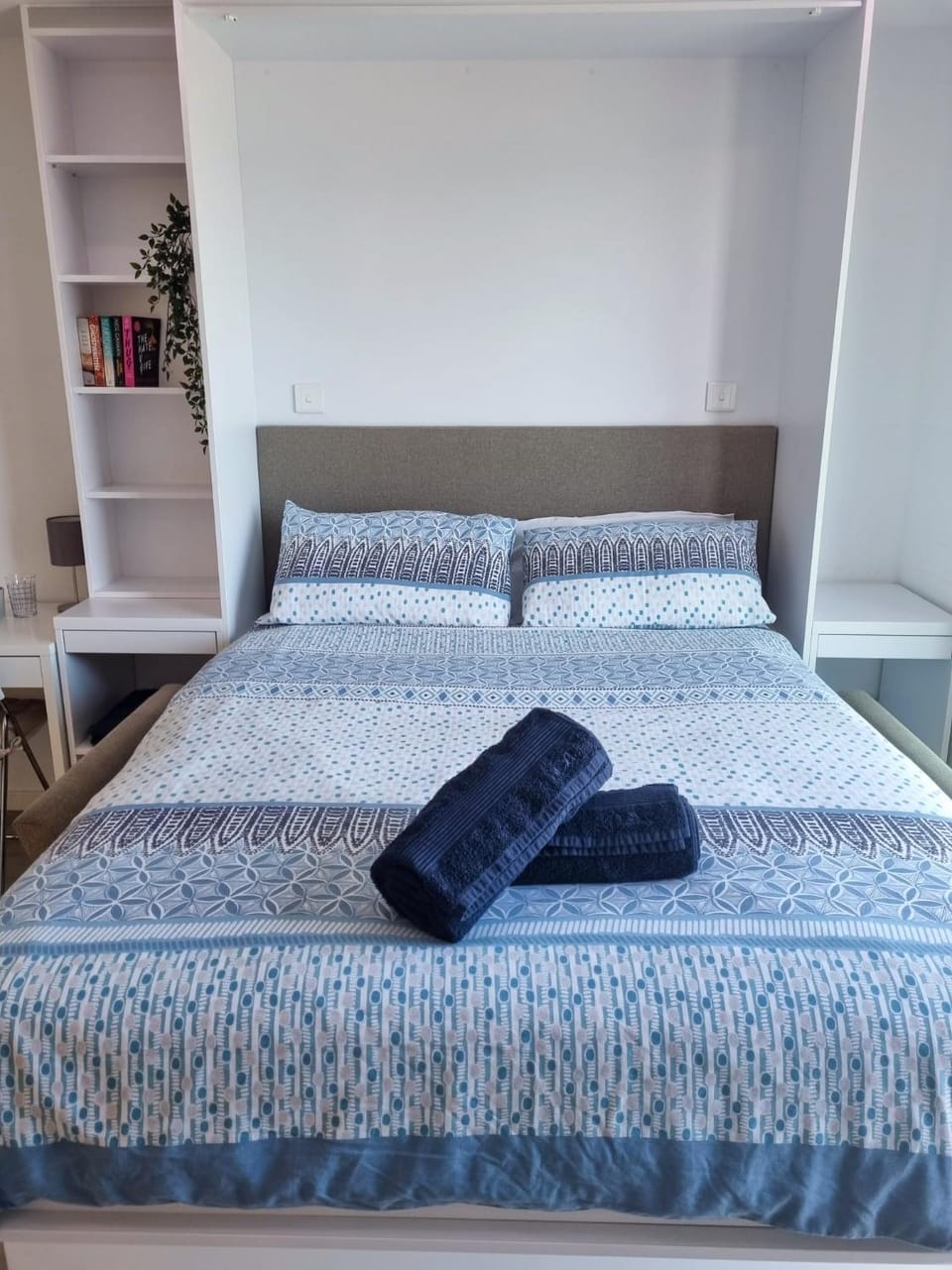 Bed, Bedroom, towels