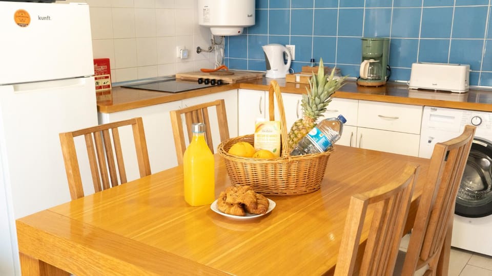 Kitchen or kitchenette, Food and drinks, Dining area