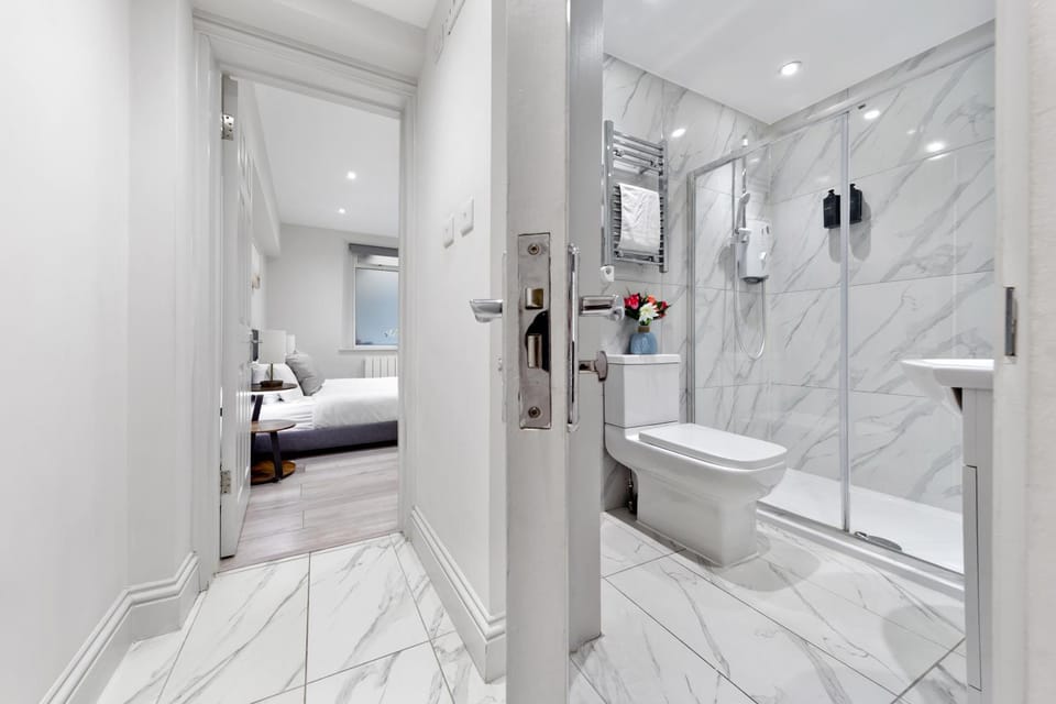 Chic Apartment by Hyde Park Apartment in City of Westminster