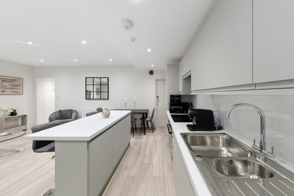 Chic Apartment by Hyde Park Apartment in City of Westminster