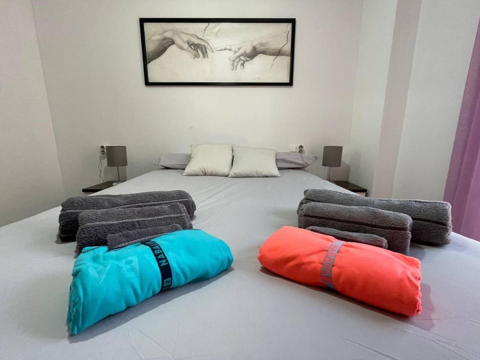 Bed, Bedroom, towels