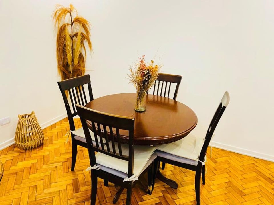 Seating area, Dining area
