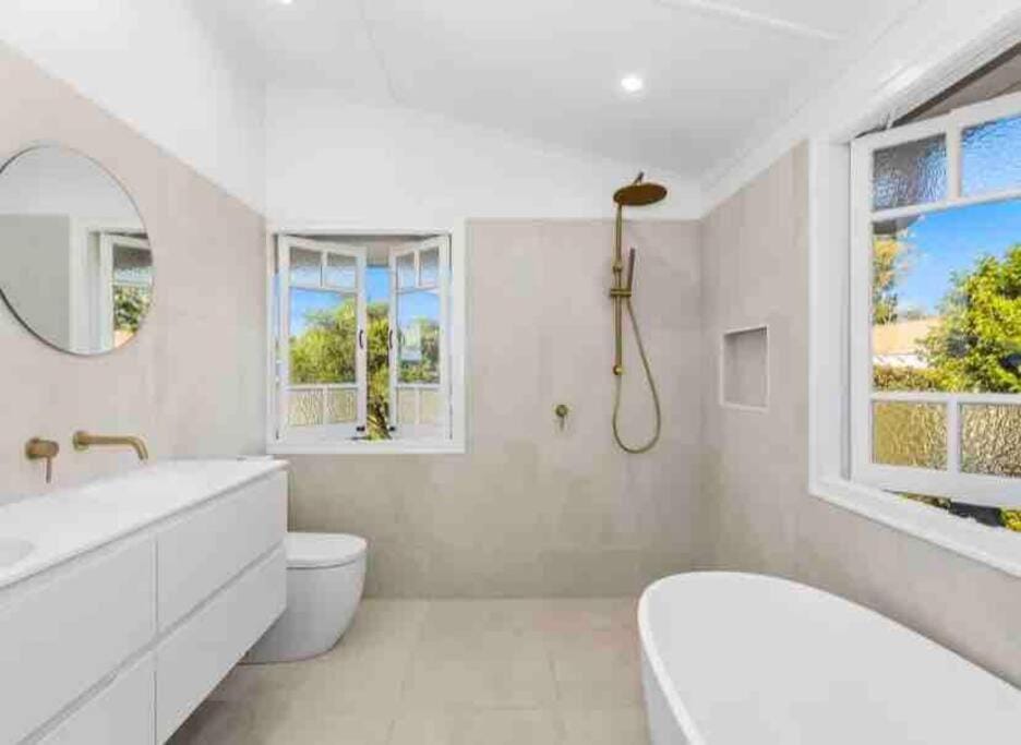 Shower, Toilet, Bathroom, Bath