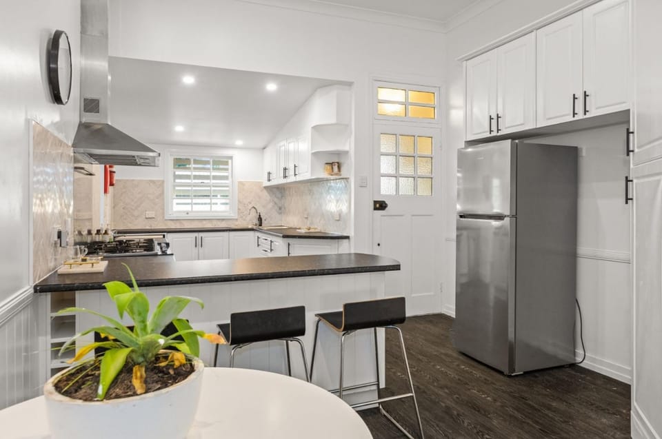 Kitchen or kitchenette, minibar, stove