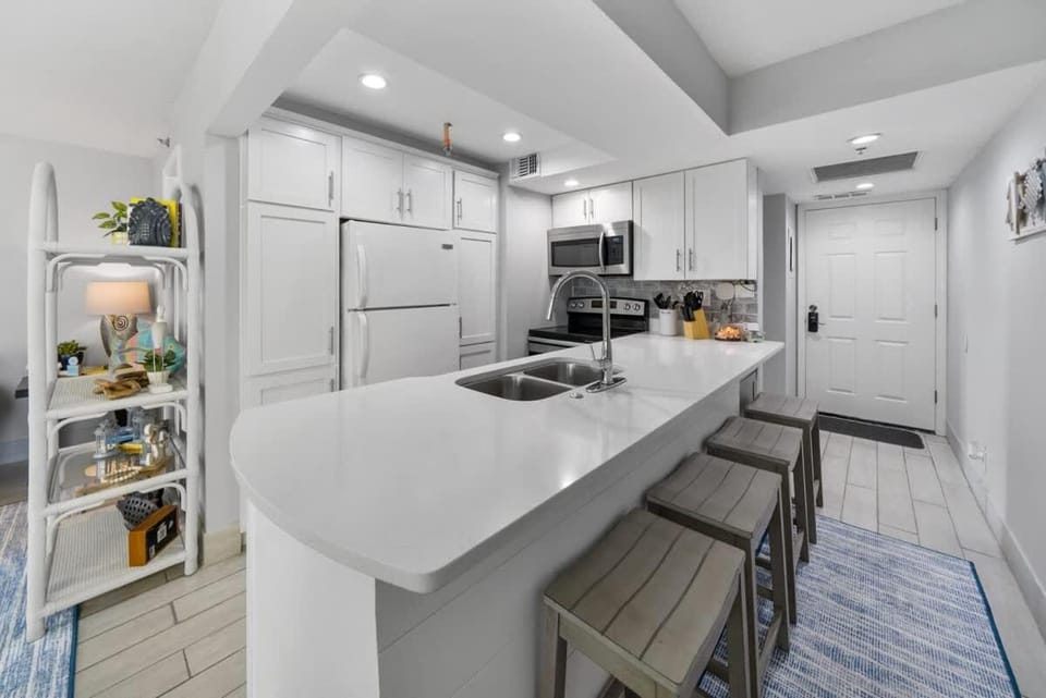 Summer Special! Renovated Resort Condo - on the Beach! House in Panama City Beach