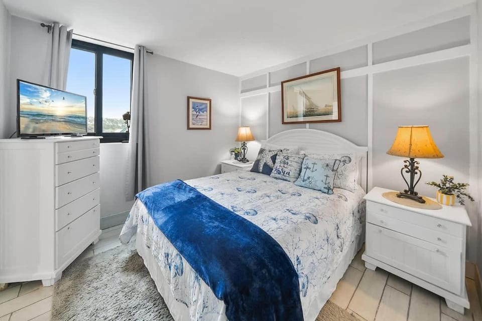 Summer Special! Renovated Resort Condo - on the Beach! House in Panama City Beach