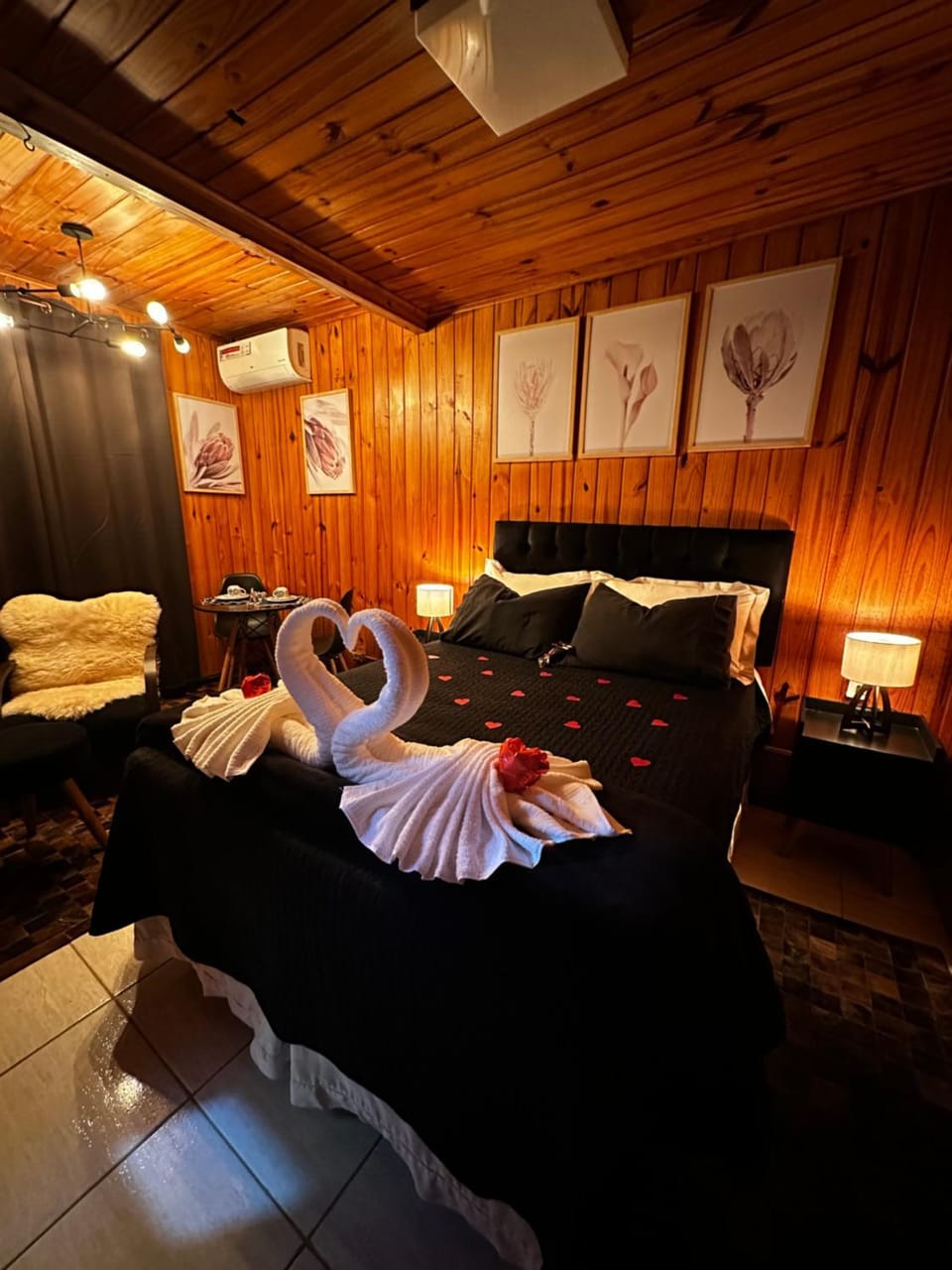 Photo of the whole room, Decorative detail
