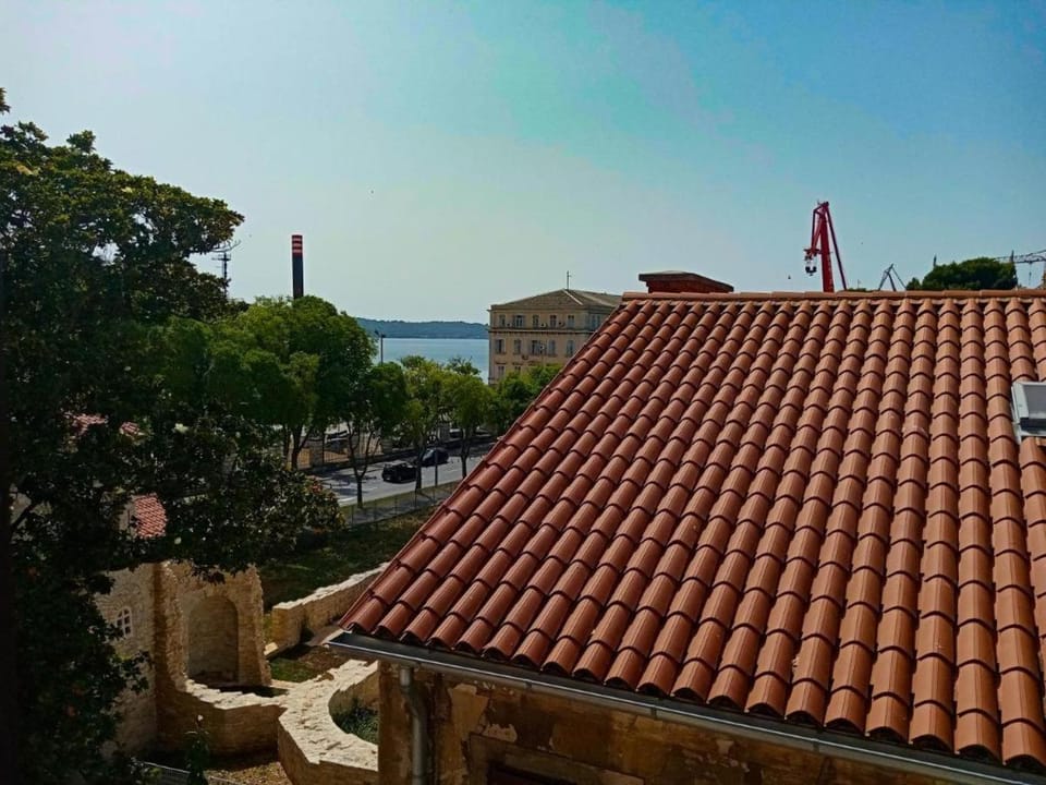 Property building, Neighbourhood, Sea view, Location
