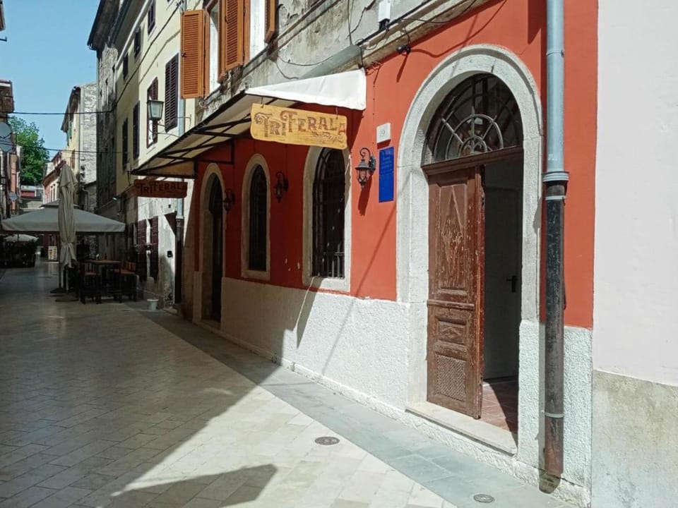 Facade/entrance, Neighbourhood