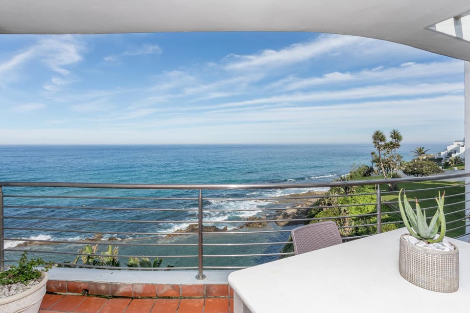 Ocean Blue at Chakas Cove, Beachfront Apartment Apartment in Dolphin Coast