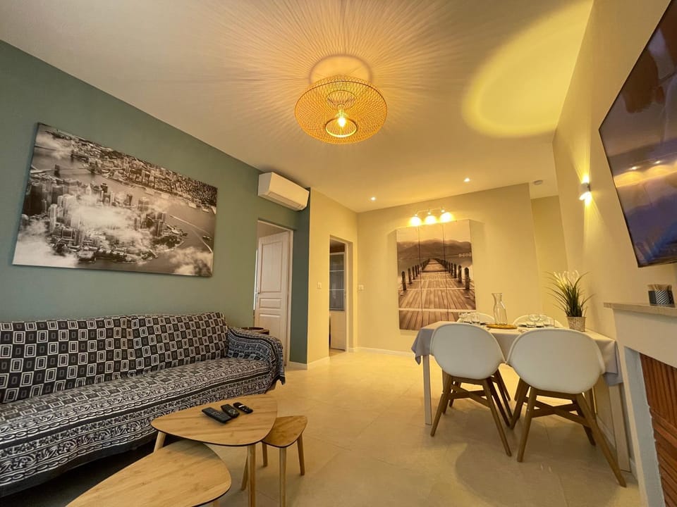 Communal lounge/ TV room, Living room, Dining area, air conditioner, air conditioner
