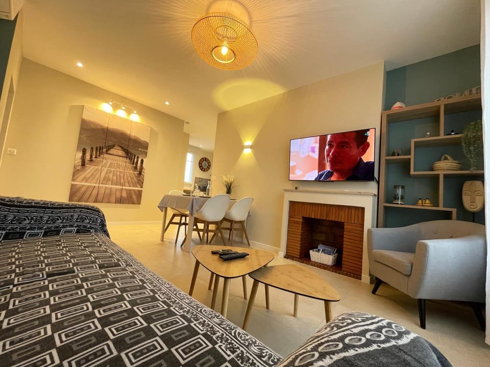Communal lounge/ TV room, Living room, Seating area, Dining area