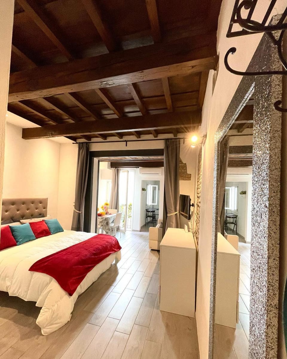 Roberto's Apartment. Firenze Piazza Santa Croce. Apartment in Florence