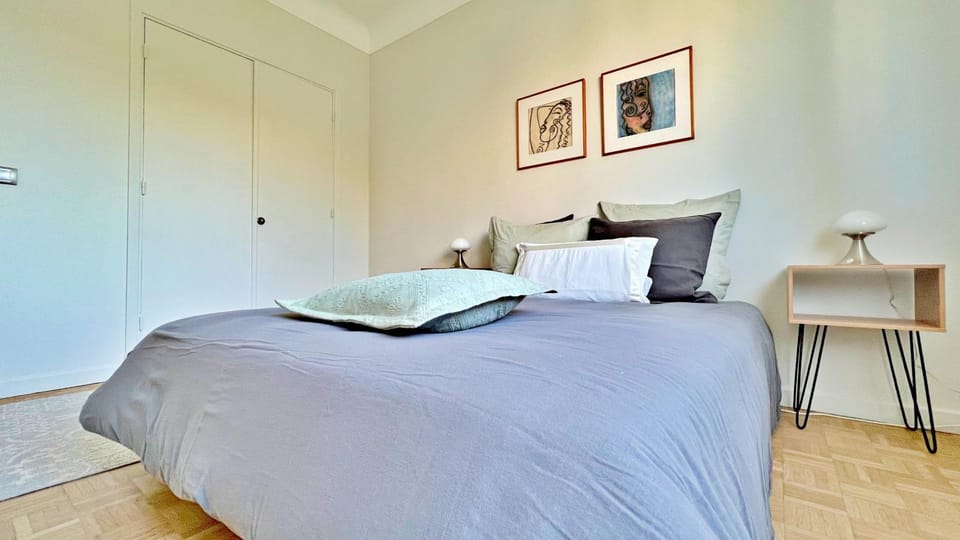 Photo of the whole room, Bedroom