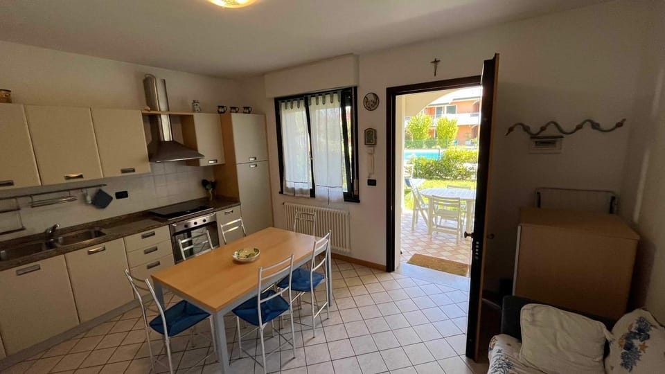 Kitchen or kitchenette, Dining area, pet friendly