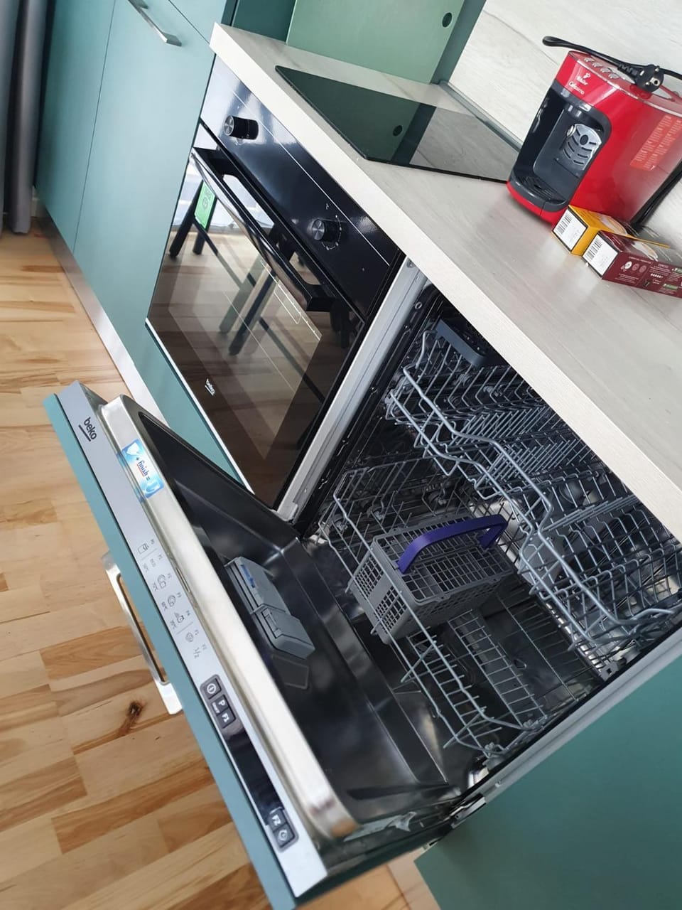 Kitchen or kitchenette, dishwasher, minibar, oven, stove