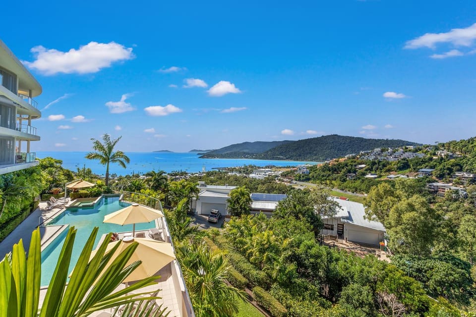 Property building, Natural landscape, Mountain view, Pool view, Sea view, Swimming pool