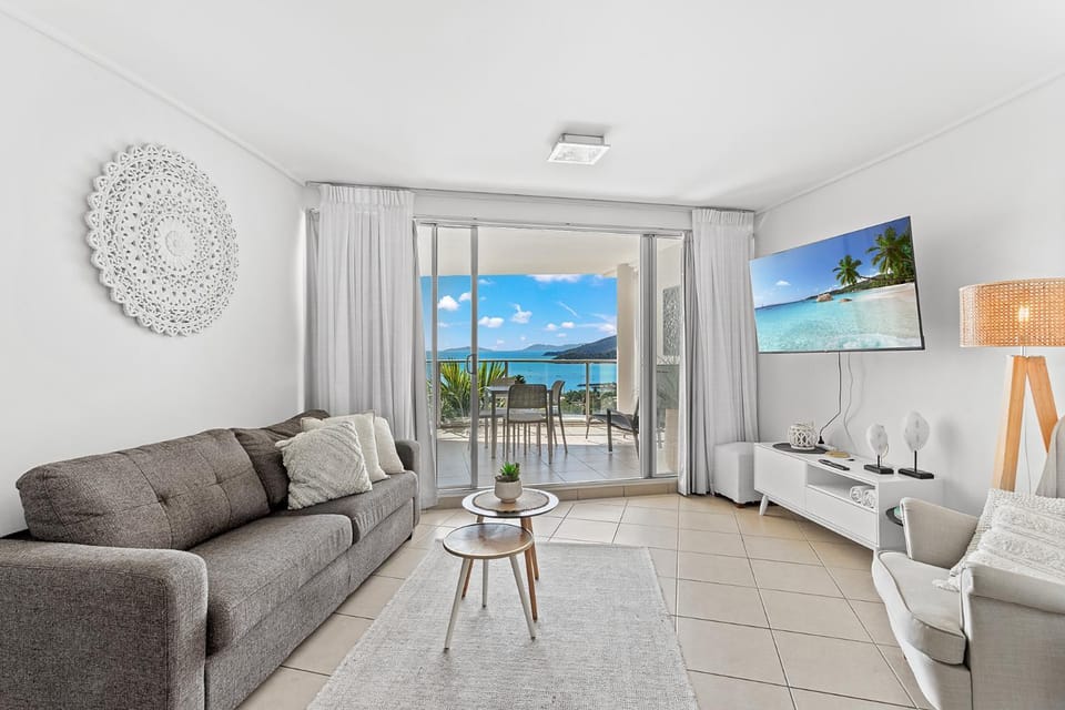 Natural landscape, TV and multimedia, Living room, Seating area, Mountain view