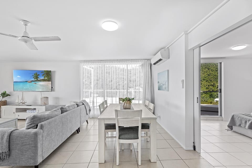 TV and multimedia, Living room, Seating area, Dining area, air conditioner