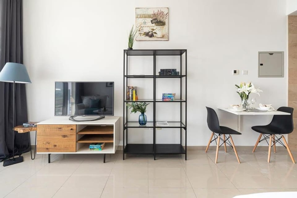 Frank Porter - Siraj Tower Apartment in Dubai
