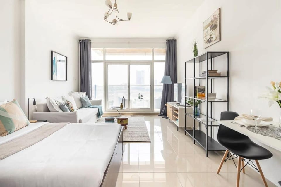 Frank Porter - Siraj Tower Apartment in Dubai