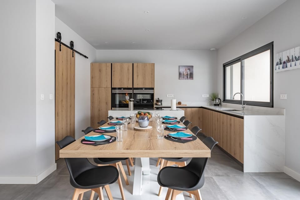 Kitchen or kitchenette, Dining area