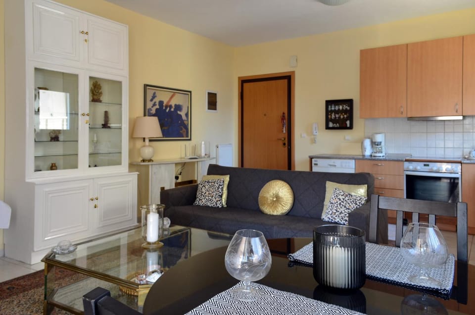 Kitchen or kitchenette, Living room, Seating area, Dining area