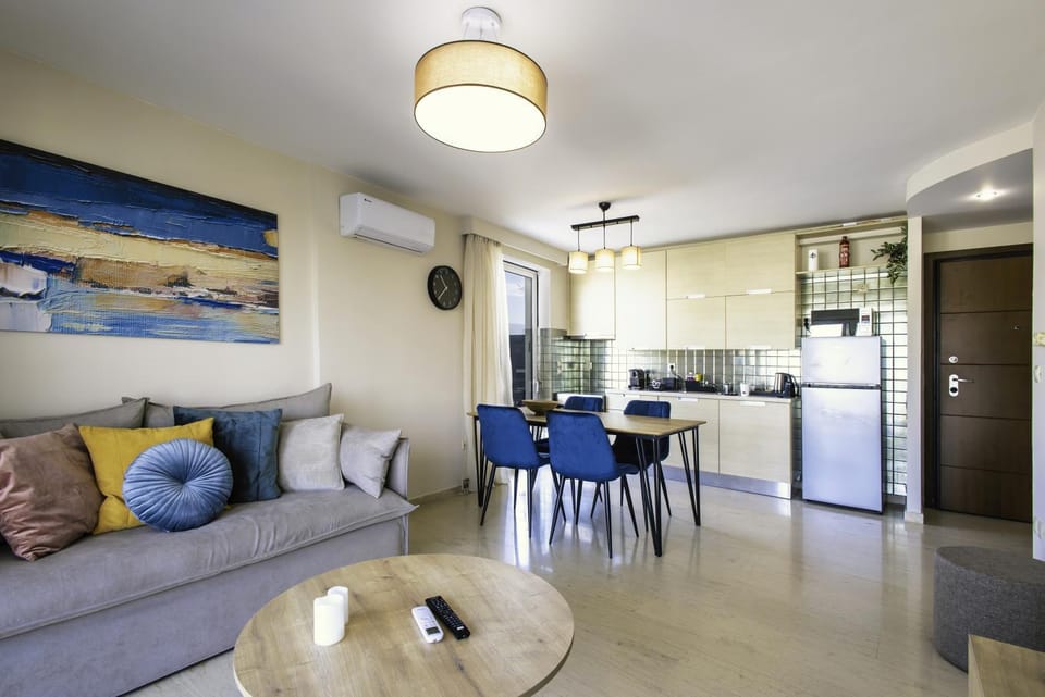 Restaurant/places to eat, Coffee/tea facilities, Living room, heating, microwave, oven, stove, toaster, kitchen, air conditioner